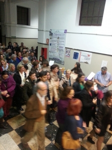 Público delante del puesto de ULL Solidaria, momentos antes de entrar al concierto de Navidad en el Paraninfo. 